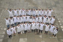 The full research team of the State Key Laboratory of Agrobiotechnology (CUHK)
Above: The research team forms the Chinese word for "rice" to signify their commitment to develop new rice varieties with improved yield and nutritive value