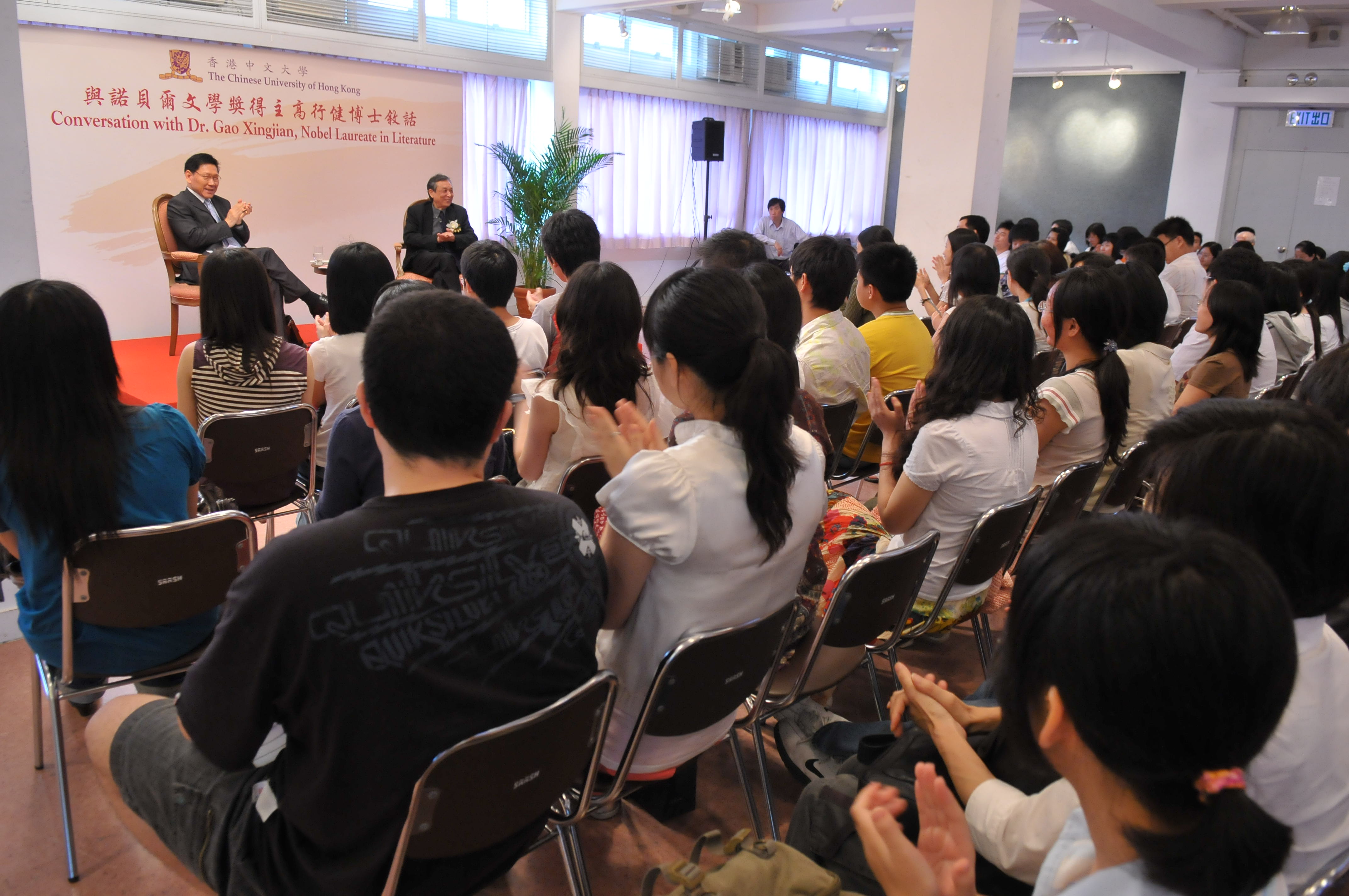 Dr. Gao meets with tertiary and secondary school students