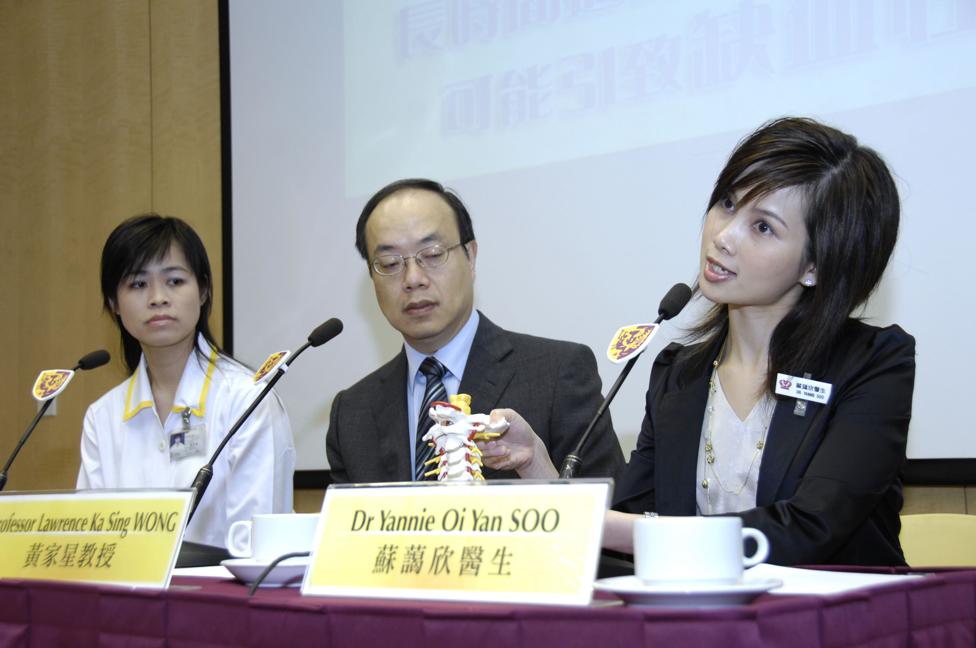 Dr Yannie Oi Yan SOO (right), Honorary Clinical Tutor, Department of Medicine and Therapeutics, CUHK explains the causes of dissection