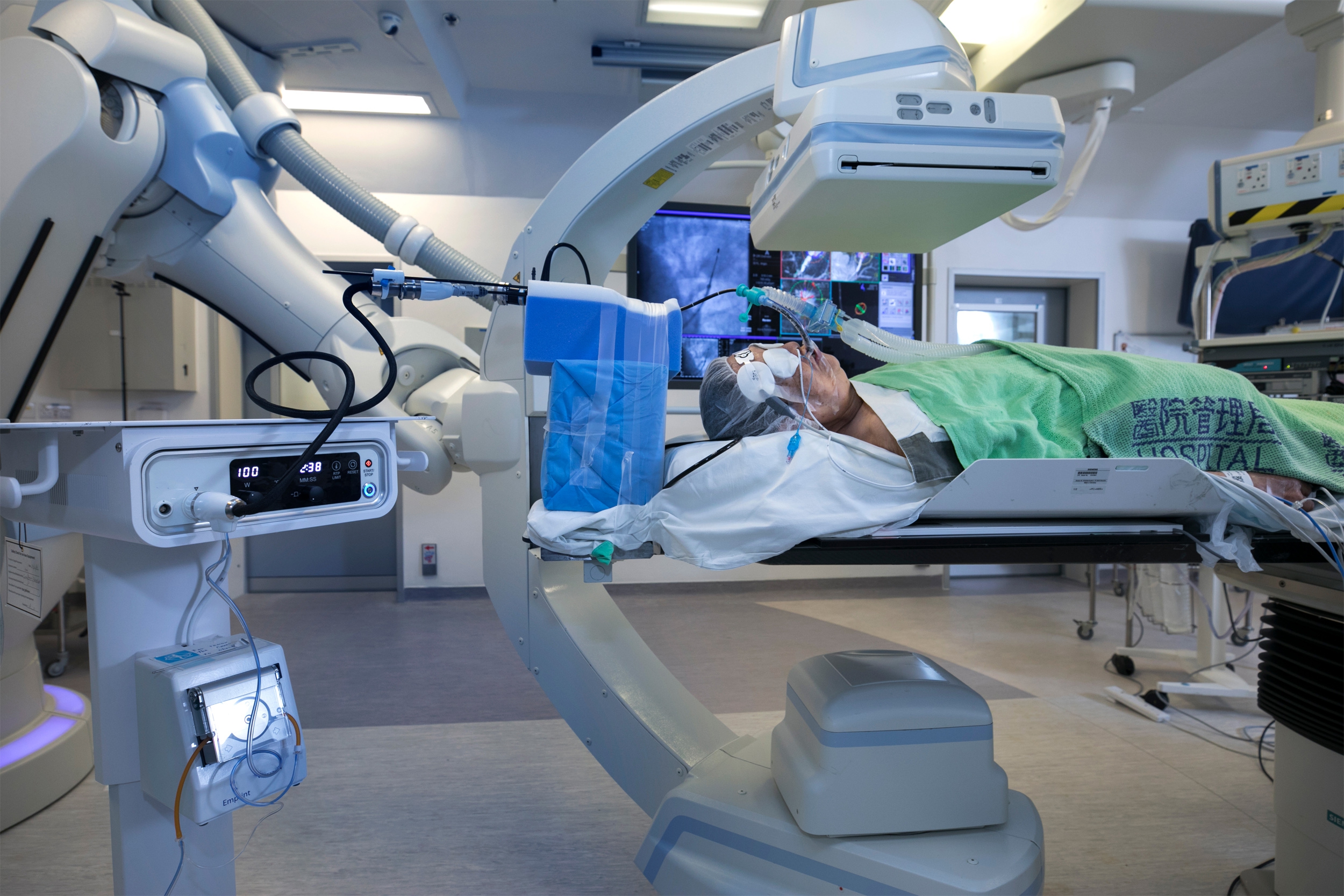 The actual scene showing BMA of lung tumours in the hybrid operating room. The photos show the confirmation of adequate ablation of cancer cells through advanced evaluation of CT images.