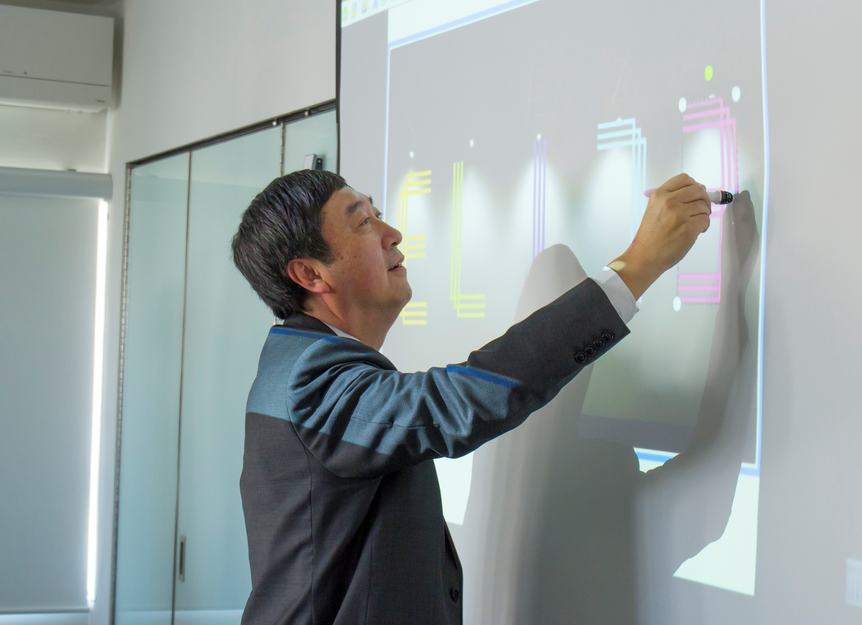 Prof. Sung draws the word ‘ELITE’ on the screen with a touch pen.