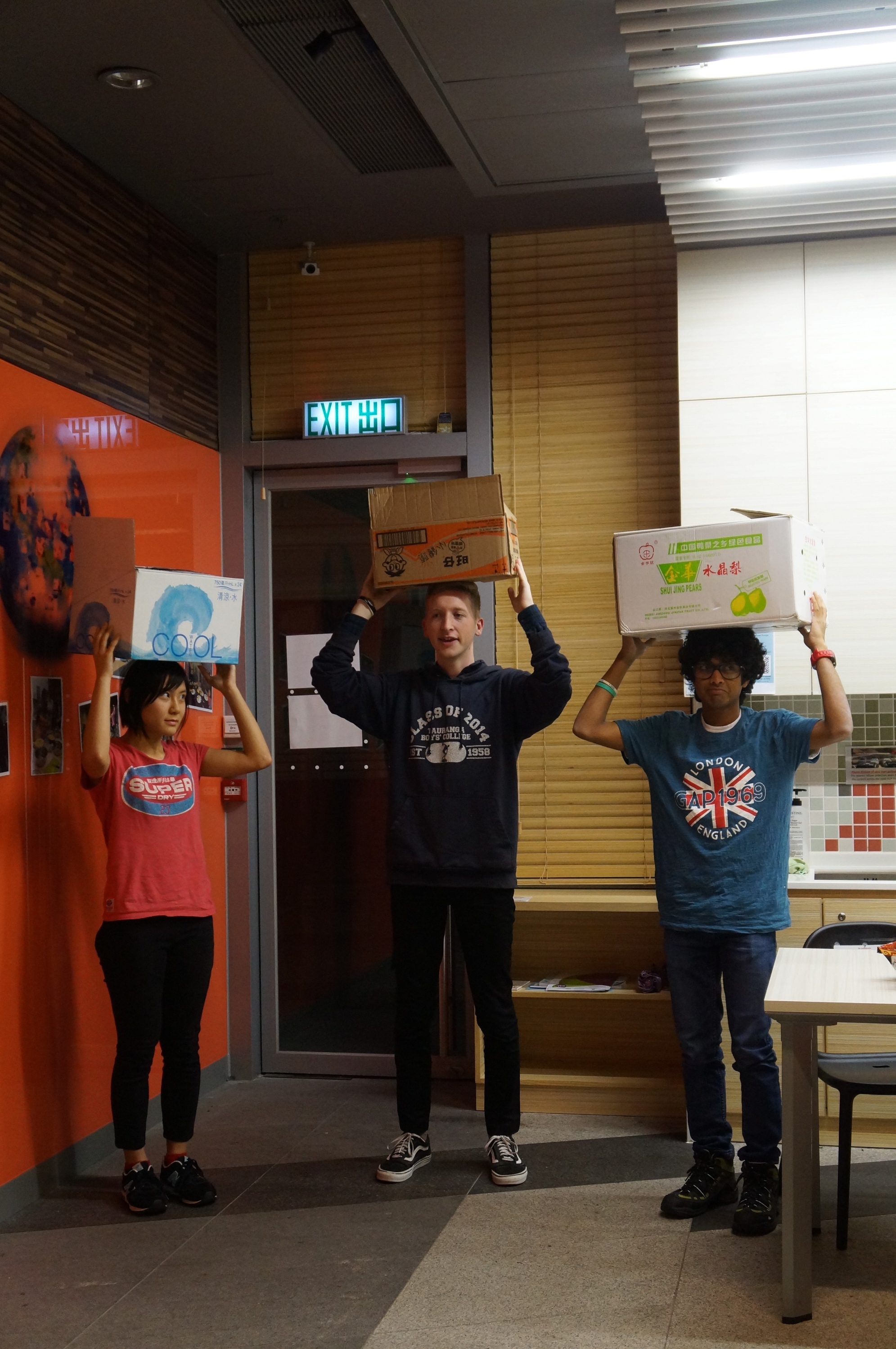 African Night – Participants try to walk with a box on the head