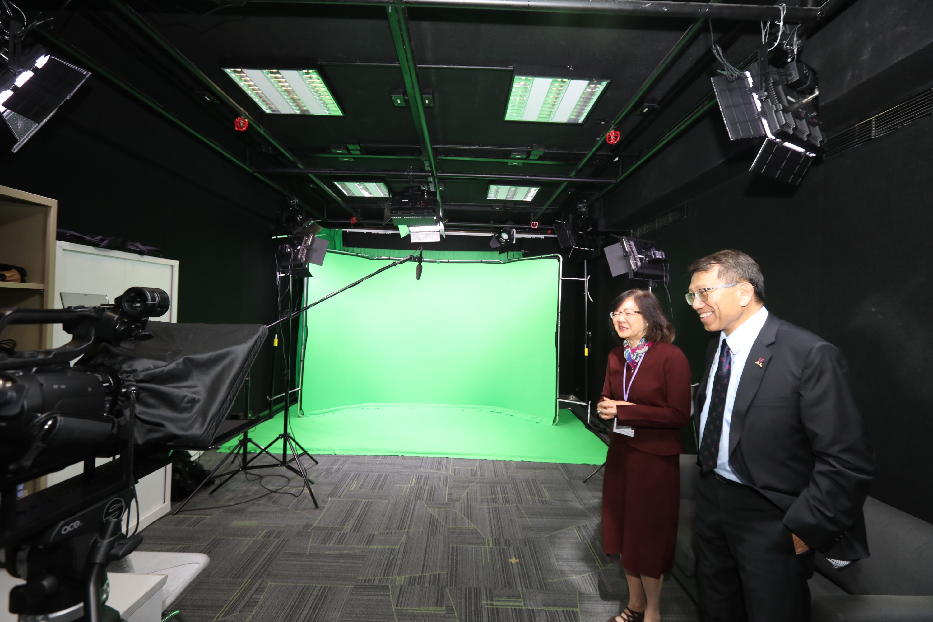 Centre for Learning Enhancement And Research Director Professor Cecilia Chun accompanies Professor Tuan to visit the Centre for eLearning Innovation and Technology (ELITE) in CUHK