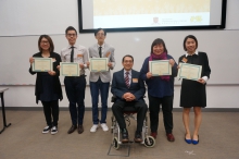 Mr. Hansen Hong-kong LEE, MH, Member of the working group on promoting Sign Language under the Rehabilitation Advisory Committee of the Labour and Welfare Bureau (3rd right) presents the ‘Best Academic Performance Award’ to five graduates of the Certificate Programme in Sign Language Teaching.