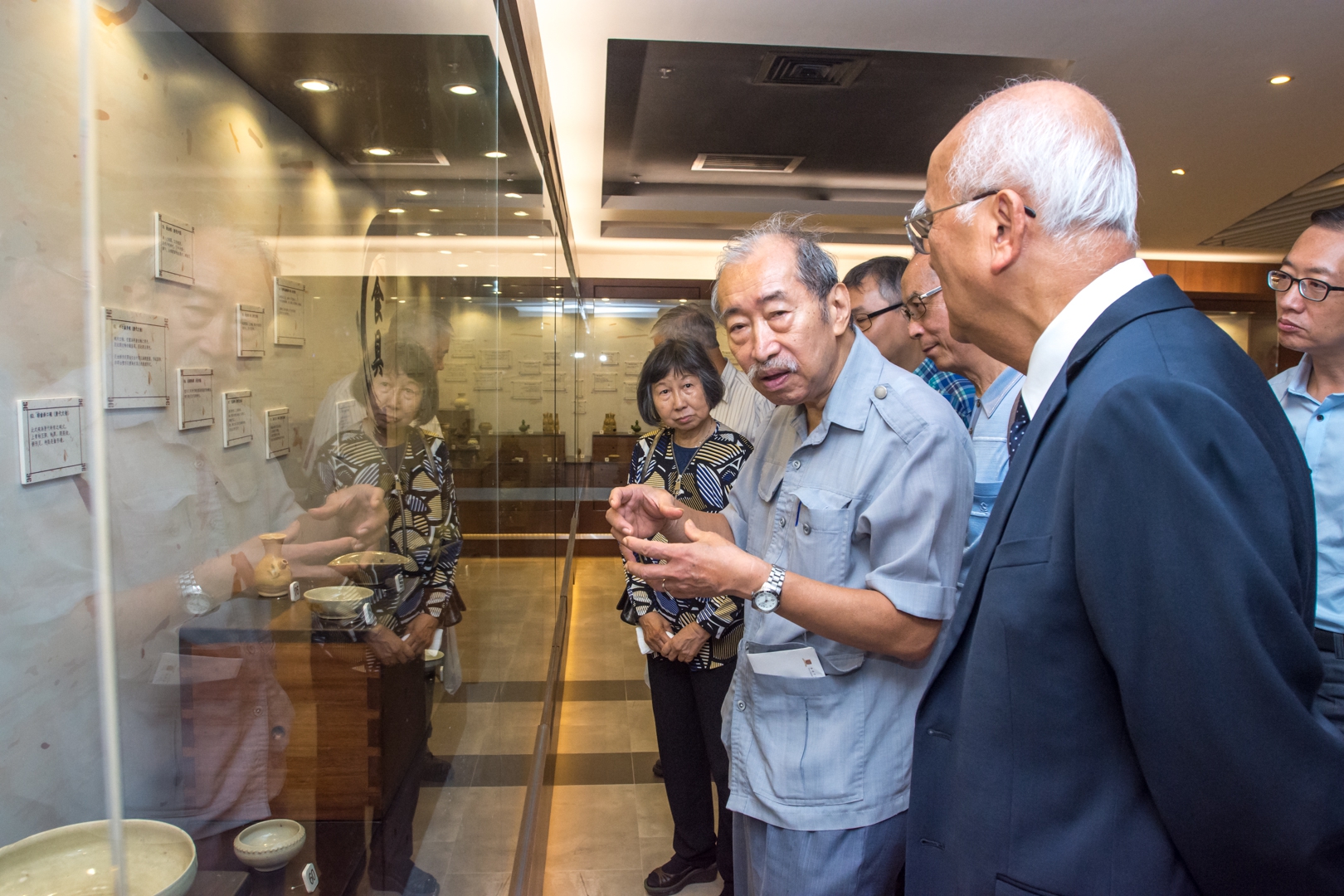 Prof. Kai Keung Mark introduces the characteristics of the exhibits.