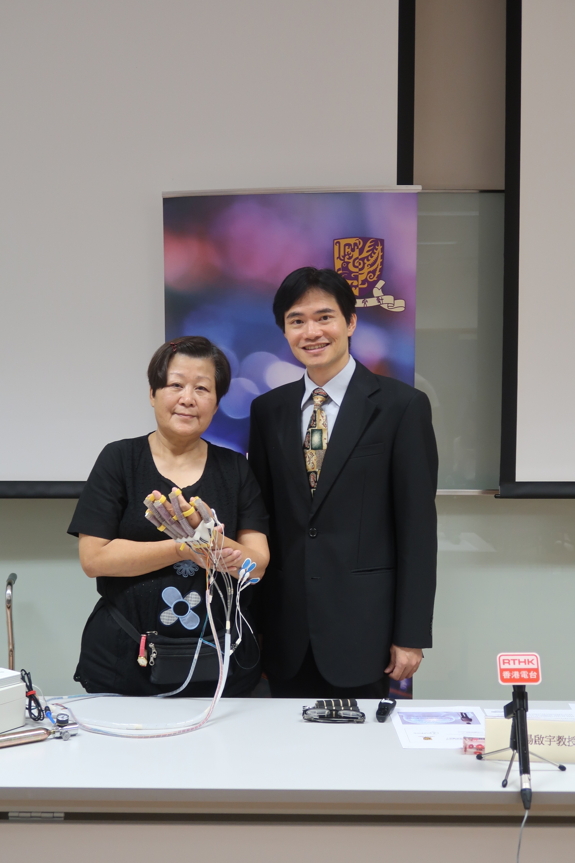 A research team led by Prof. Raymond Kai-Yu Tong from CUHK has developed the 3D-printed soft robotic hand (soft robotic hand) by making use of the latest silicone printing technology. This provides stroke patients a tailor-made, less bulky but comfortable and affordable soft robotic hand for the rehabilitation process and so supports rehabilitation of the hand function.