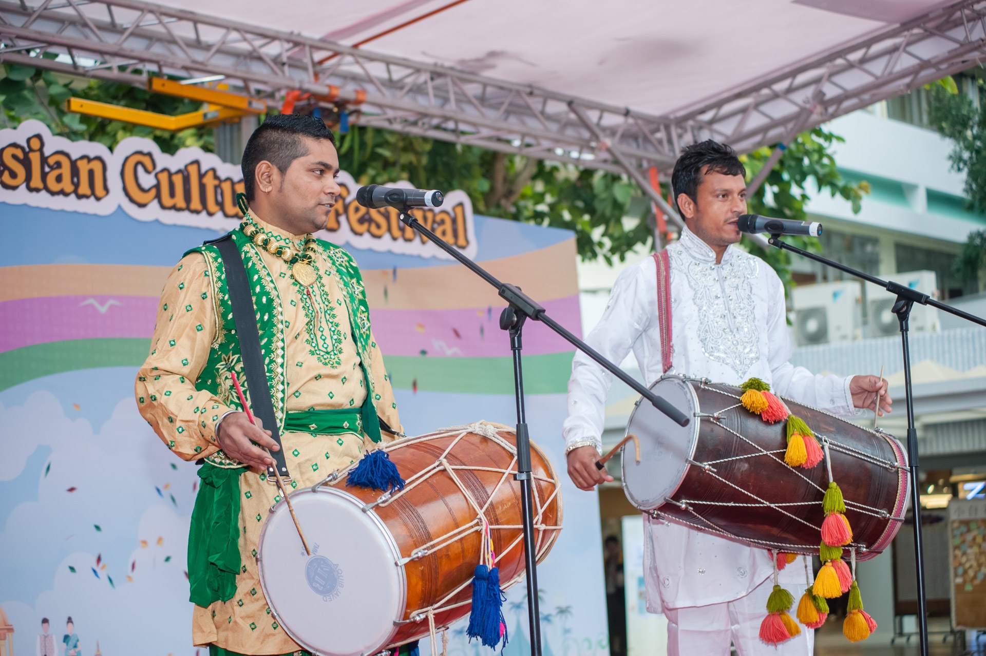 印度表演者演奏印度双头鼓「Dhol」。