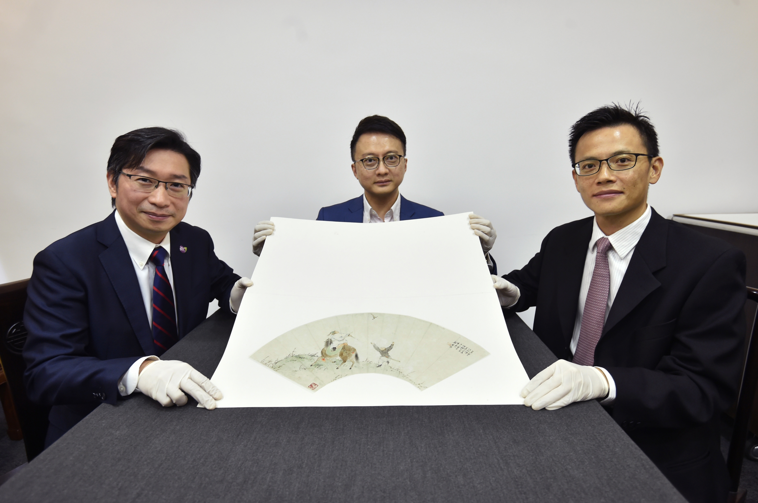 Professor Josh YIU (right), Director of the Art Museum at CUHK, states that the new programme will provide hands-on training for students to look at and handle artworks that are specifically chosen. Medical students will be asked to describe what they see and feel, and to discuss alternative interpretations, thereby understanding both the possibilities and limitations of close observations. 

The artwork presented in the photo is the Fan Painting “Hunting” of Ju Lian.