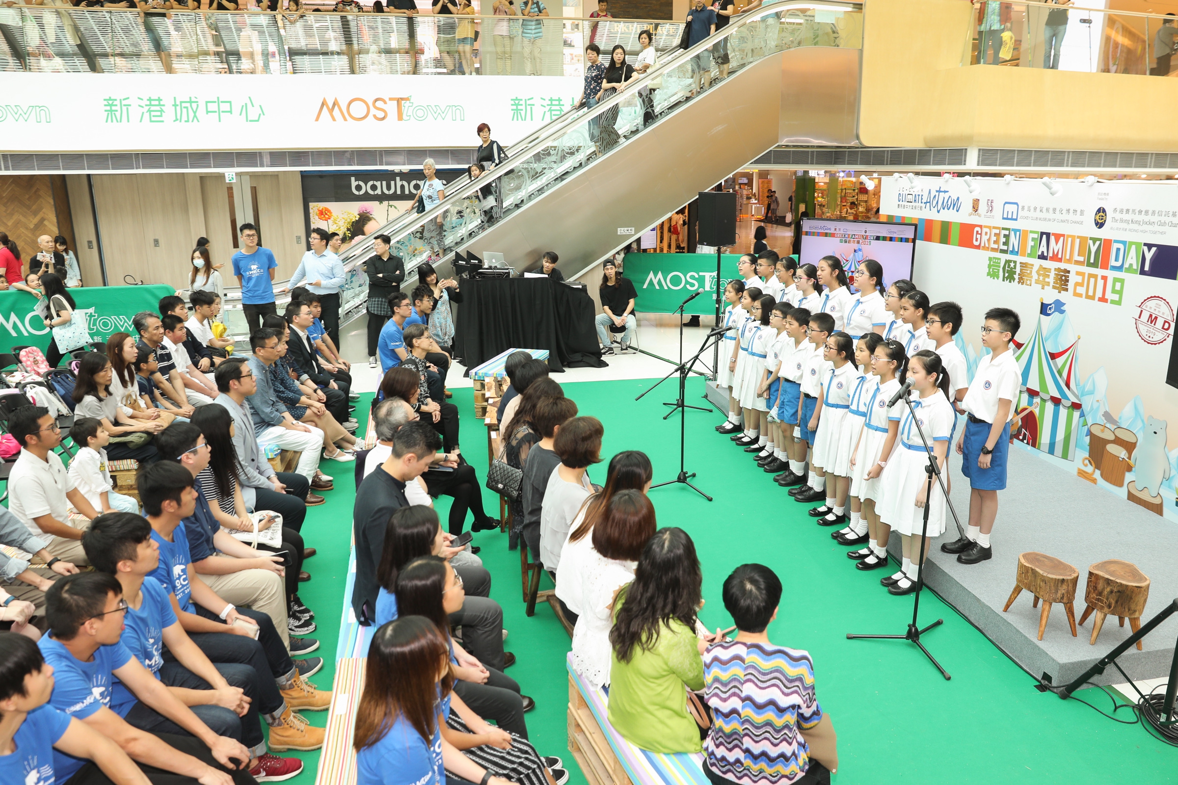 九龍城浸信會禧年小學帶來精彩的「綠識原音」音樂表演。