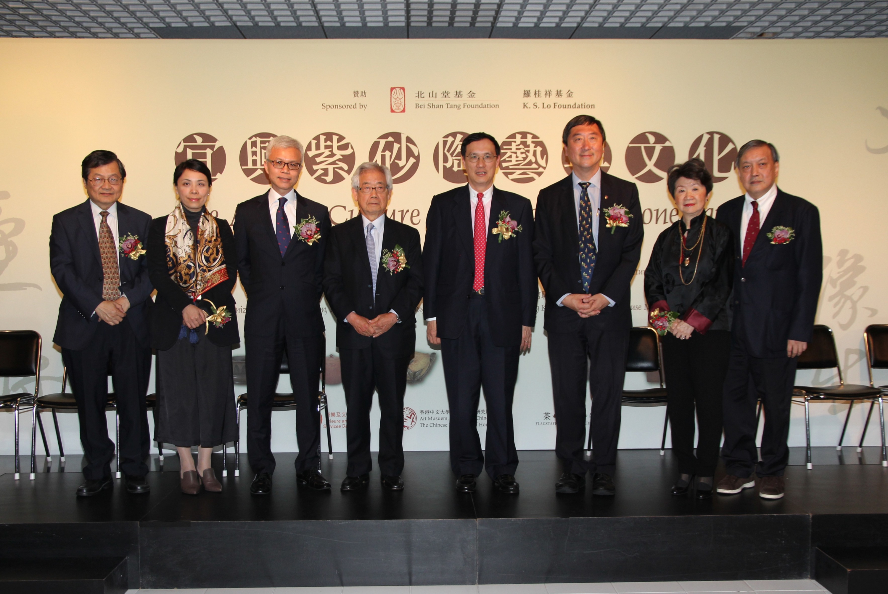 （左起）中大中國文化研究所所長梁元生教授、香港藝術館總館長譚美兒小姐、康樂及文化事務署副署長吳志華博士、維他奶國際集團有限公司執行主席羅友禮先生、北山堂基金主席利乾先生、中大校長沈祖堯教授、文物館館長蘇芳淑教授，以及文物館諮詢委員會主席莫華釗先生。