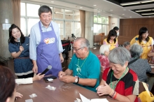 The elderly people show their talent in making Chinese birthday buns.