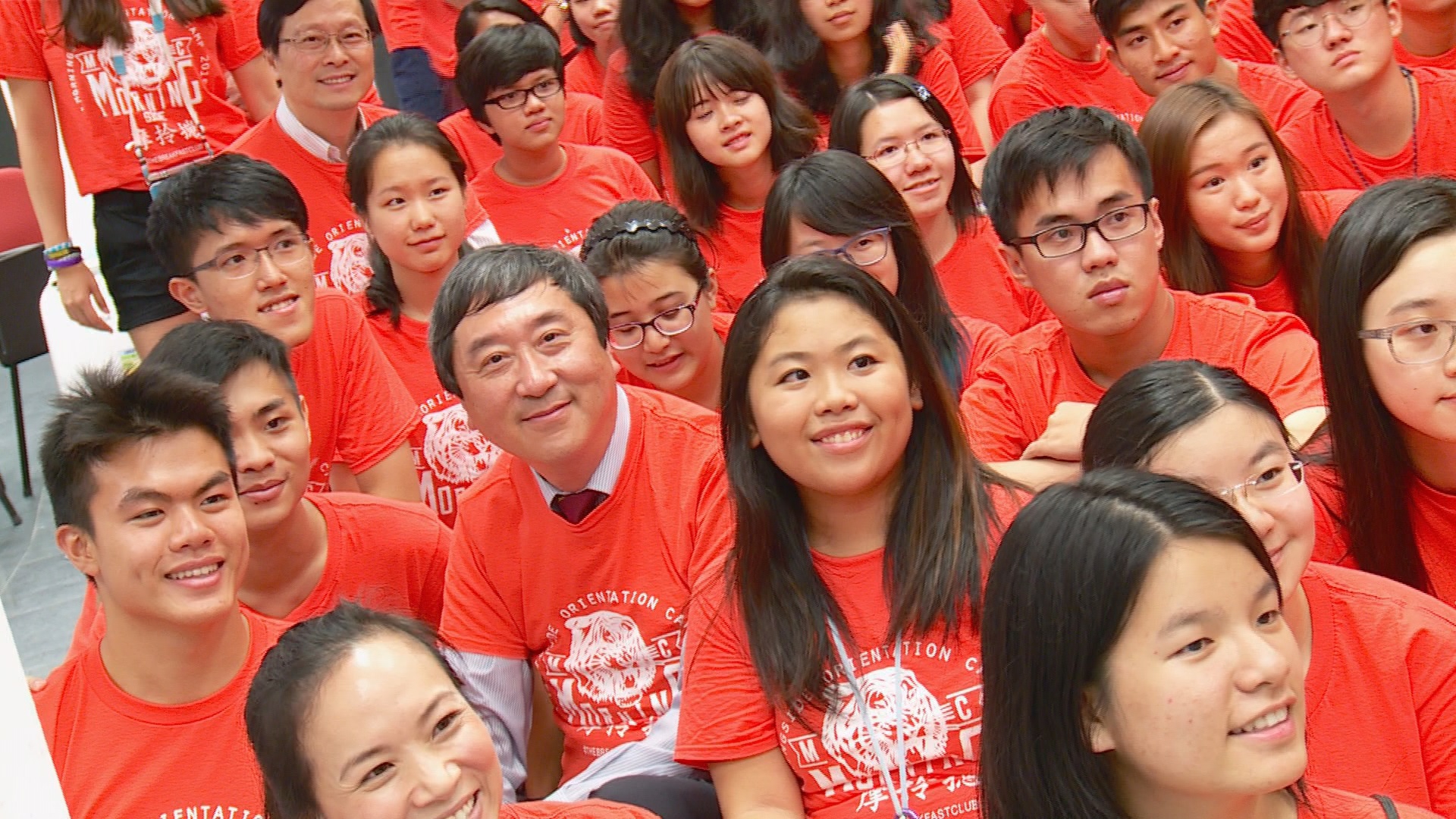 Prof. Joseph Sung and freshmen of Morningside College.