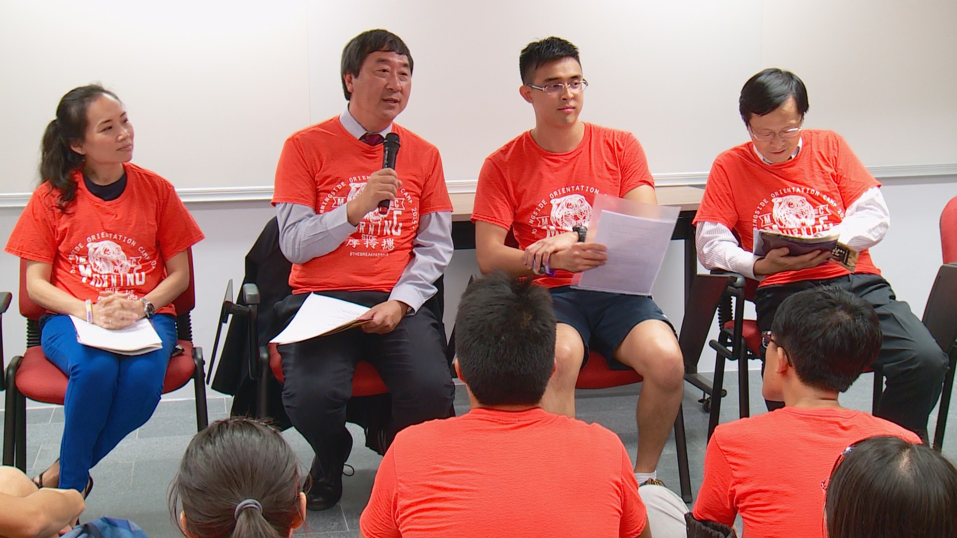 Prof. Joseph Sung hosts a quiz game in the Morningside orientation camp to check the freshmen’s understanding of the campus.