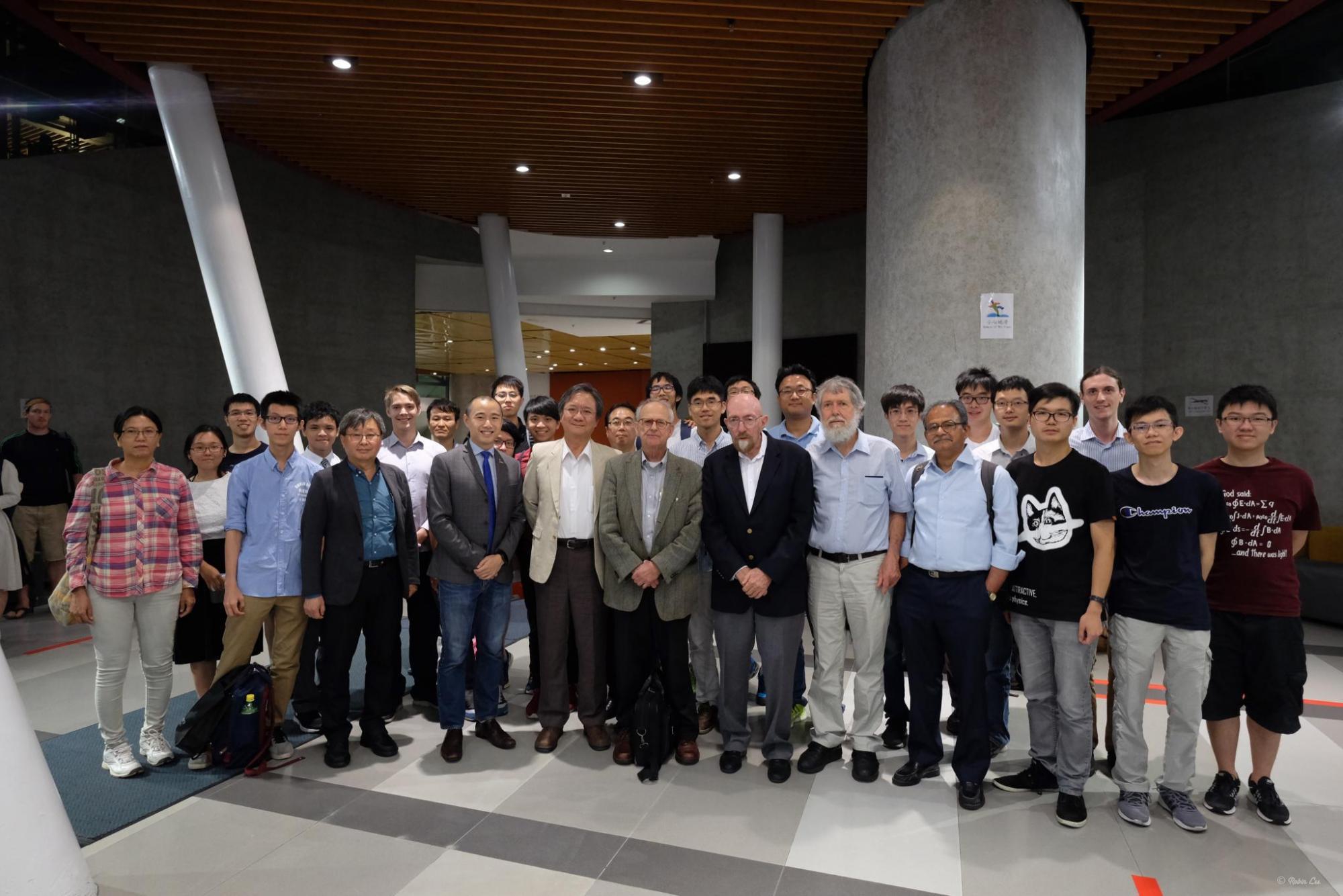 Prof. Rainer WEISS (4th left of the front row) and Prof. Kip THORNE (5th left of the front row) visited CUHK in 2016 and took a photo with Prof. Tjonnie LI, Assistant Professor, Department of Physics, CUHK (2nd left of the front row) and members of the Department of Physics, CUHK.