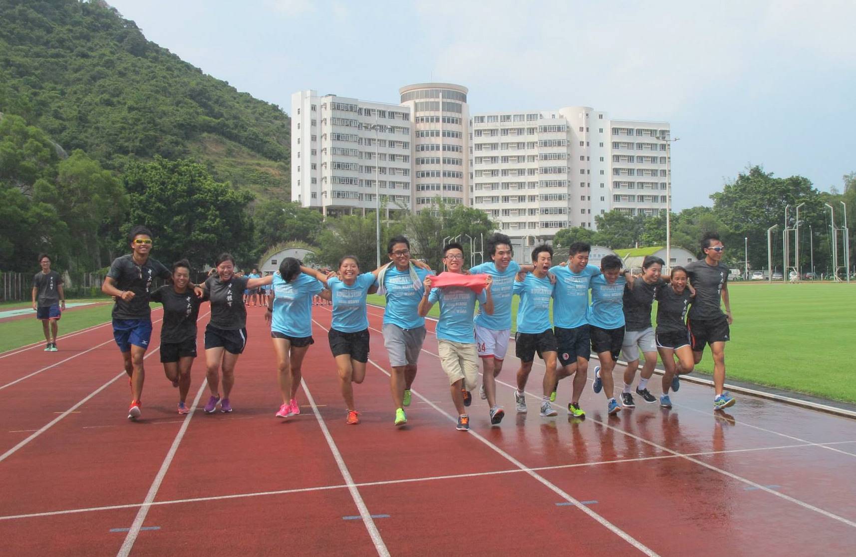 運動科學與健康教育課程新生肩並肩衝向終點。