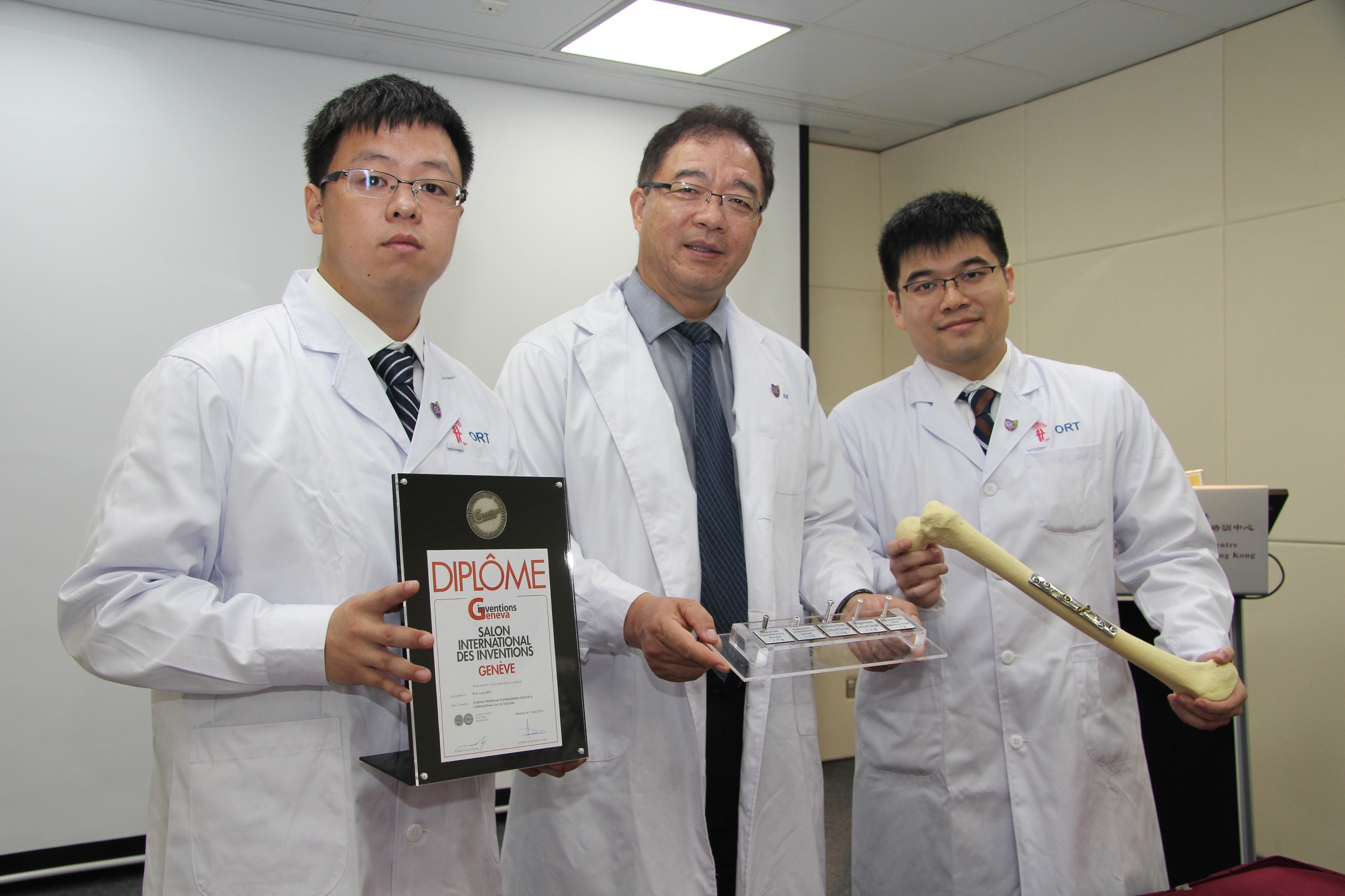 (From left) Dr. Tian Li, Prof. Qin Ling and Dr. Chow Ho Kiu from the Department of Orthopaedics and Traumatology, CUHK introduce the innovative bone implant, composed of biodegradable magnesium and conventional metals, which can be used for bone fixation in patients with osteoporotic fractures.