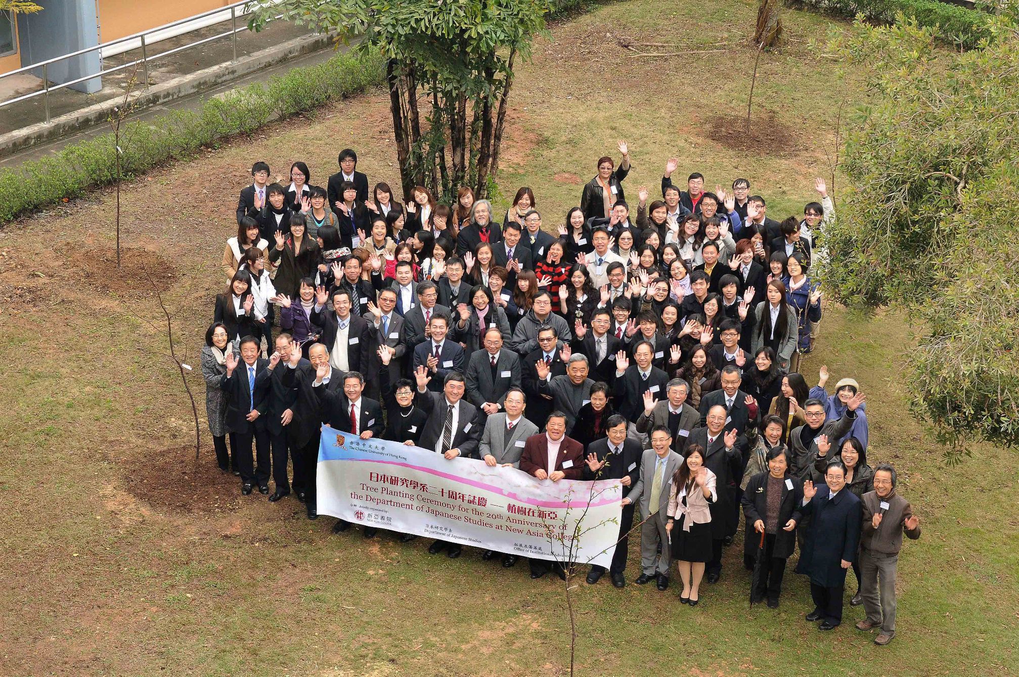 A group photo of all the guests, staff, students and friends.