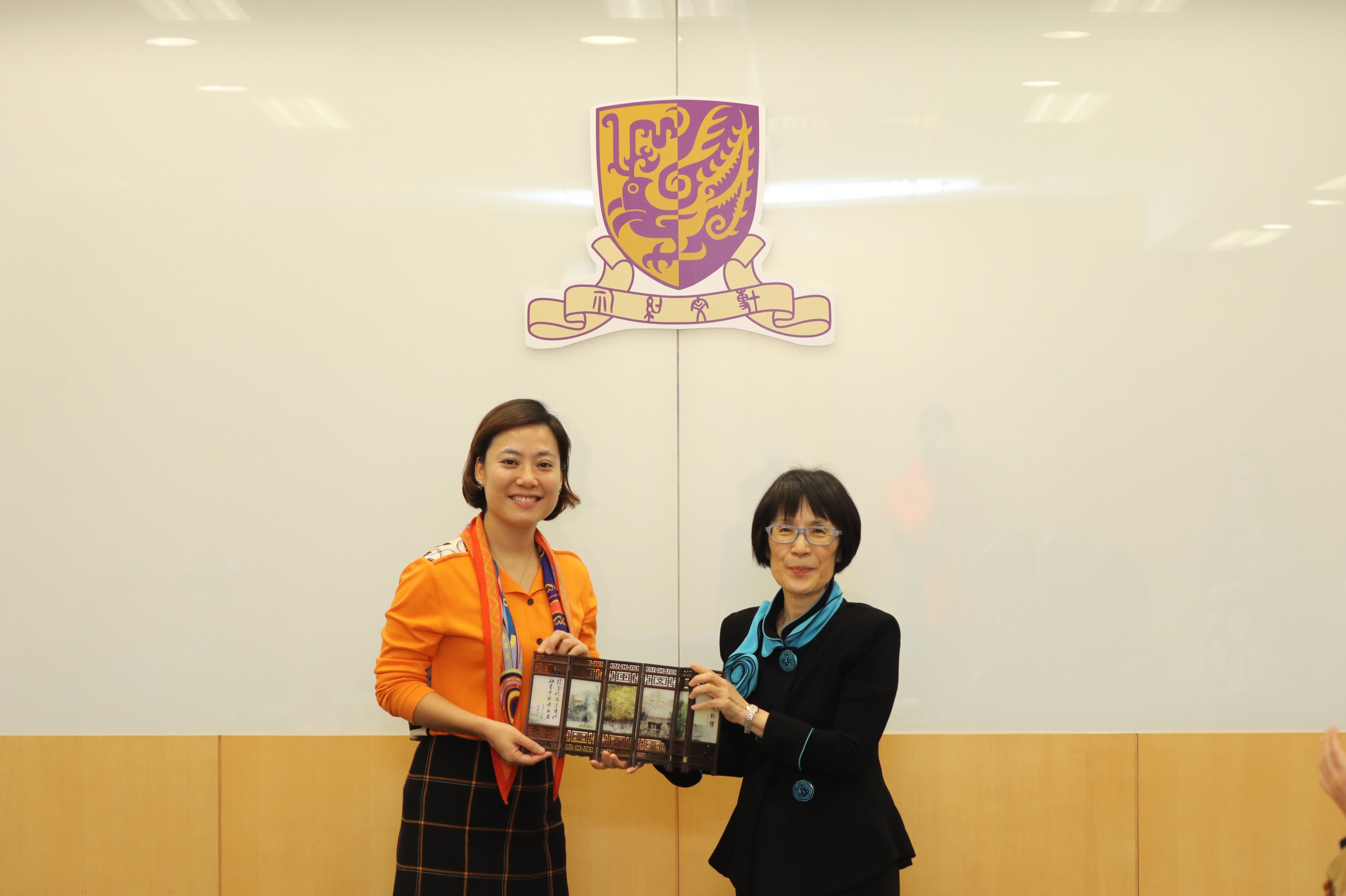 Prof. Fanny Cheung presents a souvenir to Ms Monica Zhan to thank Well Link Financial Group for its generous support to HKIAPS of CUHK