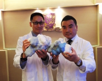 Prof. H.Y. Edwin Chan (left) and Prof. C.K. Jacky Ngo are holding the 3-D models of QBP1 and P3 respectively. The combination of both is suggested as a new treatment prototype for PolyQ disorders.