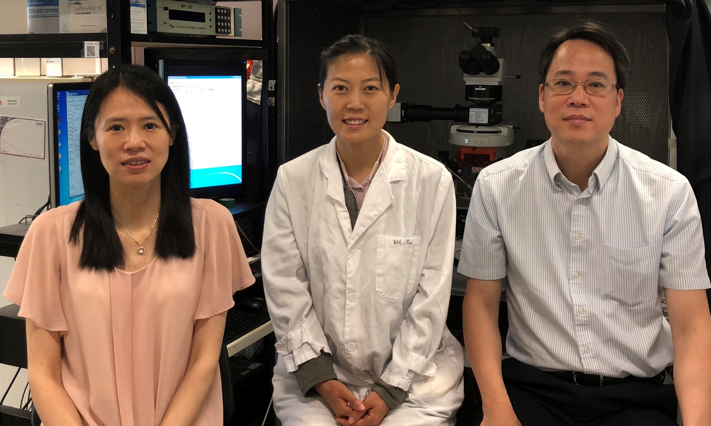 A recent study conducted by the School of Biomedical Sciences of the Faculty of Medicine at CUHK has achieved a breakthrough in identifying a critical mammalian brain pathway which allows a subject to abandon an old concept or strategy and adopt a new one in response to a change in the environment. 
(From left) Associate Professor Ya KE, Postdoctoral Fellow Hongyan GENG and Professor Wing Ho YUNG from the School of Biomedical Sciences of the Faculty of Medicine at CUHK.