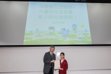 Prof. Tung Fung, Associate Vice-President of CUHK, presents the award certificate to the winner of the GAIA Slogan Contest.