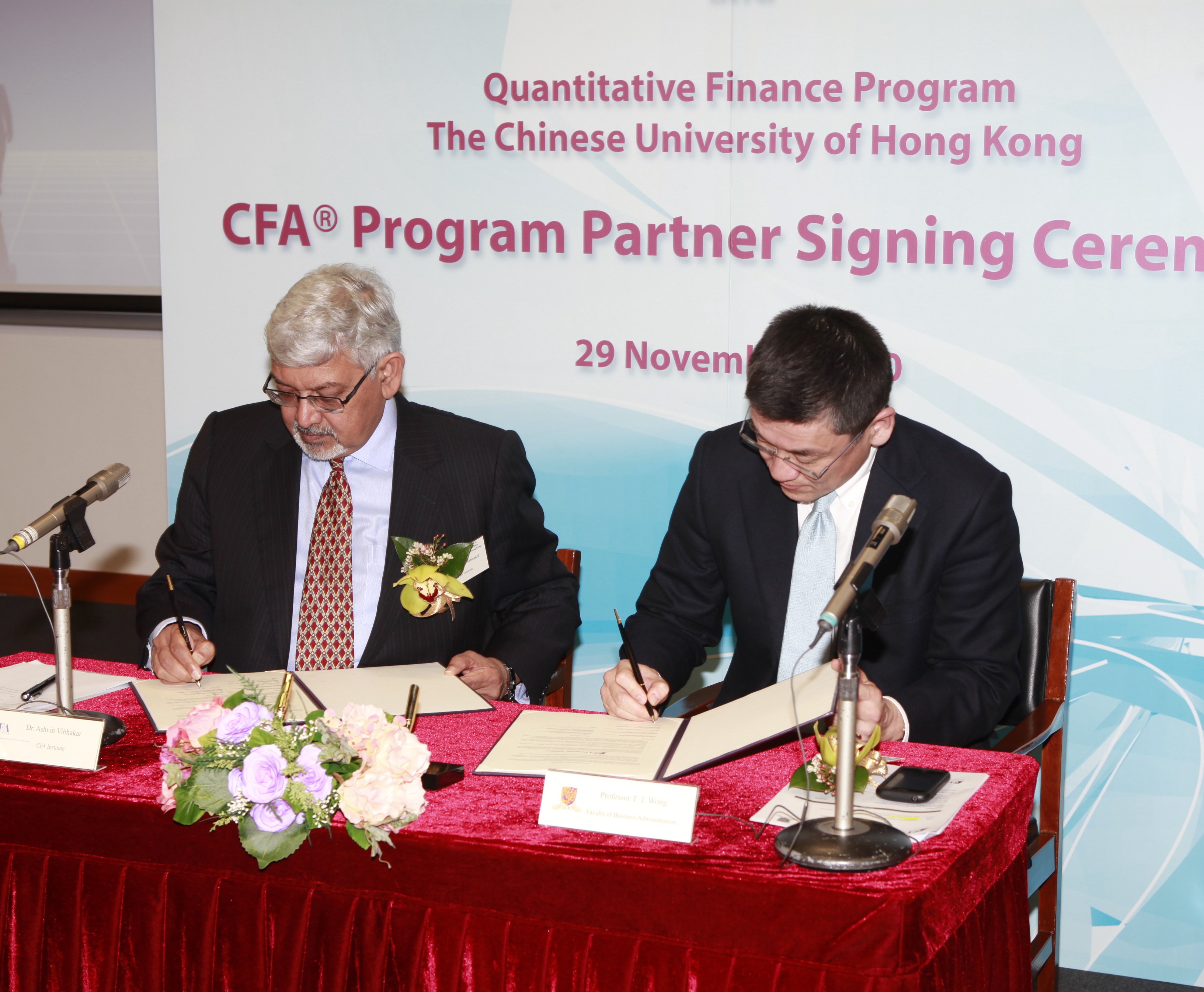 Dr. Ashvin Vibhakar, Managing Director, Asia-Pacific Operations, CFA Institute (left) and Professor T.J. Wong, Dean of Business Administration, CUHK, sign the agreement at the signing ceremon