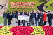 The representatives of ‘2017 Alumni Homecoming Anniversary Classes Fundraising Committee’ present a cheque of HK$1 million in support of the ‘CUHK Alumni Torch Fund’ to Prof. Joseph Sung.