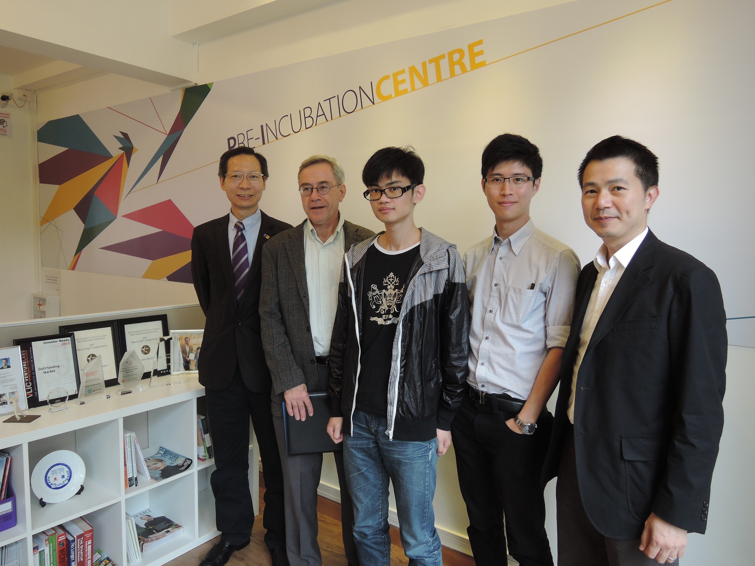 (From right) Dr. Dominic CHAN, Honorary Project Director, Centre for Entrepreneurship; MAK Kwun Fung; TSANG Ka Chun; Prof. Hugh THOMAS, Associate Director, Centre for Entrepreneurship; Prof. LAM Pong Yuen, Howard, Associate Director, EMBA Program