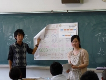 Li Hiu Fung Jeffrey (left) introduces Hong Kong culture to Japanese students.