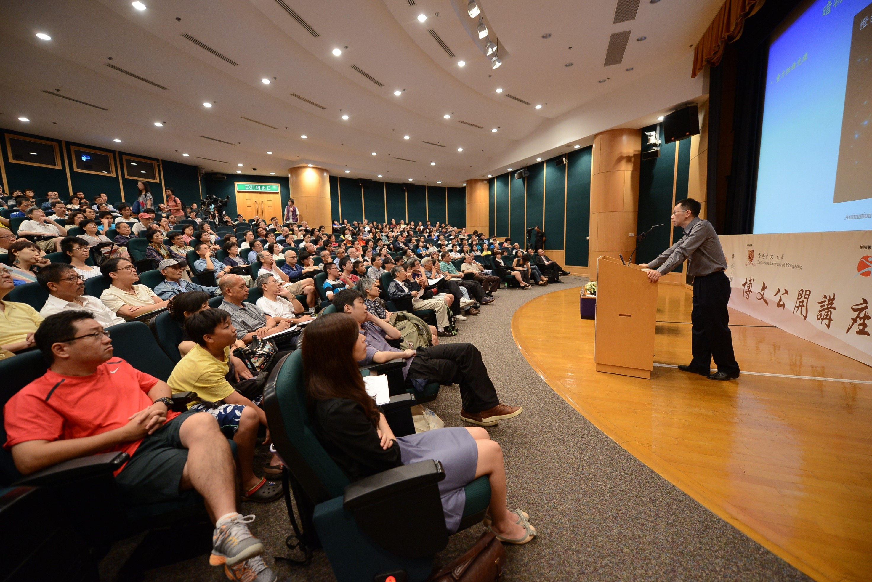 The lecture attracts a full house of audience.