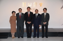 (From left) Prof. Jenny So, Director of Art Museum; Mr. Chien Lee, Chairman of Bei Shan Tang Foundation; Prof. Joseph Sung, Vice-Chancellor and President of CUHK; Mr. Christopher Mok, Chairman of Advisory Committee of the Art Museum; Prof. Harold Mok, Chairman of Department of Fine Arts and Curator of the exhibition, officiated at the opening reception.