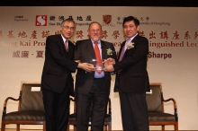 SHKP Vice Chairman and Managing Director Raymond Kwok (right) and CUHK Vice-Chancellor Professor Lawrence J. Lau present a souvenir to Professor Sharpe