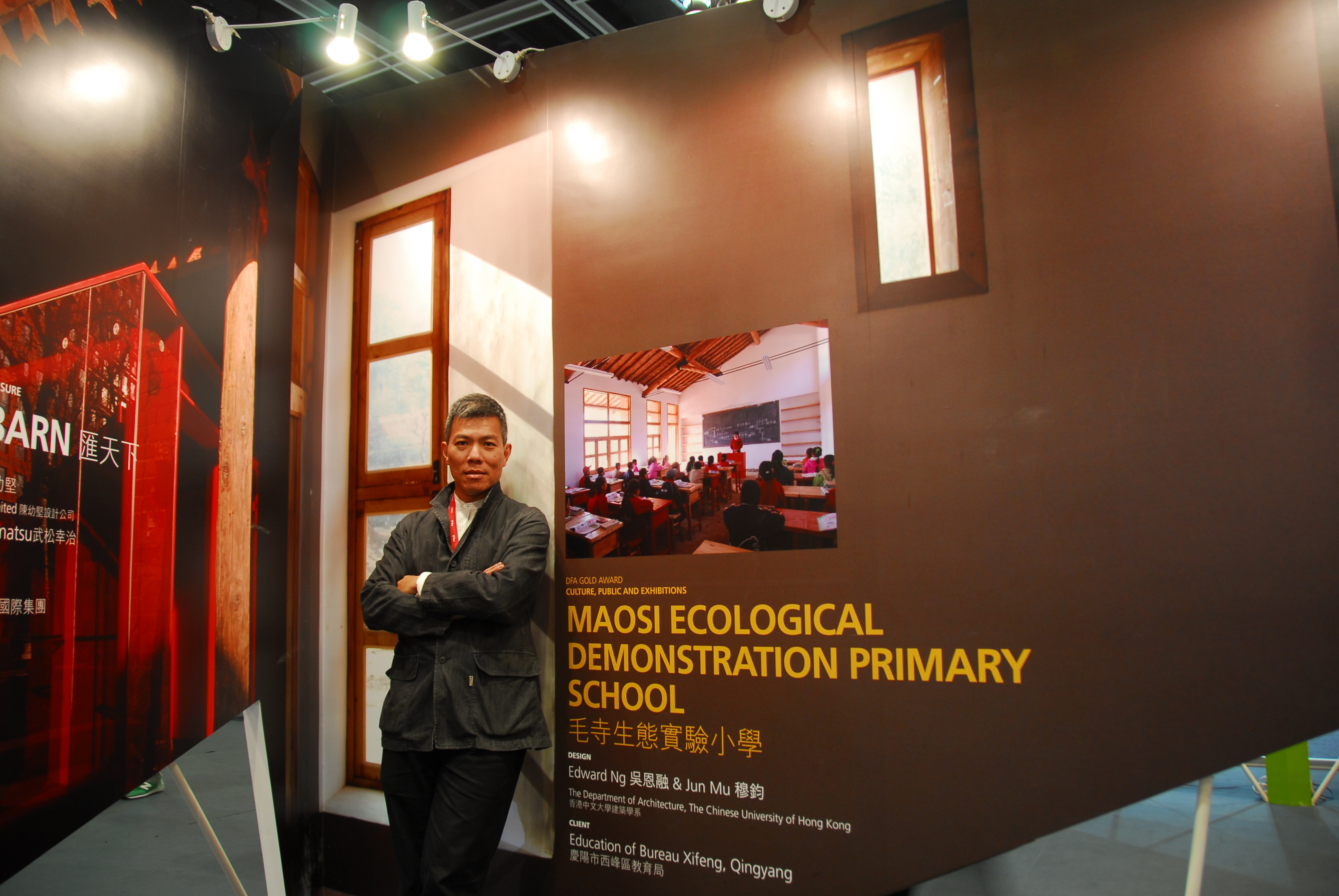 Prof. Edward Ng posing at the Inno Design Tech Expo of BODW 2008