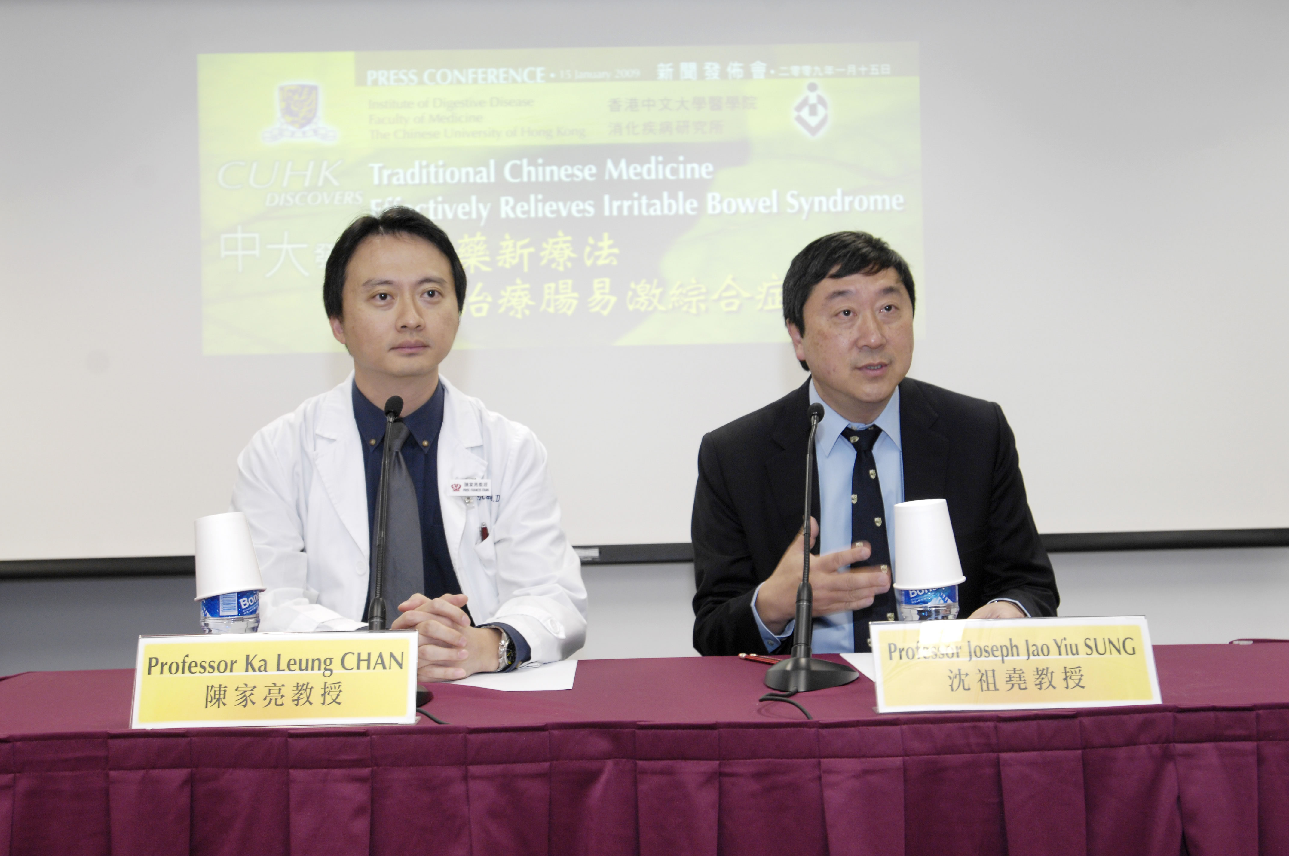 (From left) Professor Francis Chan, Professor of Medicine & Therapeutics, Faculty of Medicine, CUHK; and Professor Joseph Sung, Chairman, Department of Medicine & Therapeutics, and Director, Institute of Digestive Disease, Faculty of Medicine, CUHK