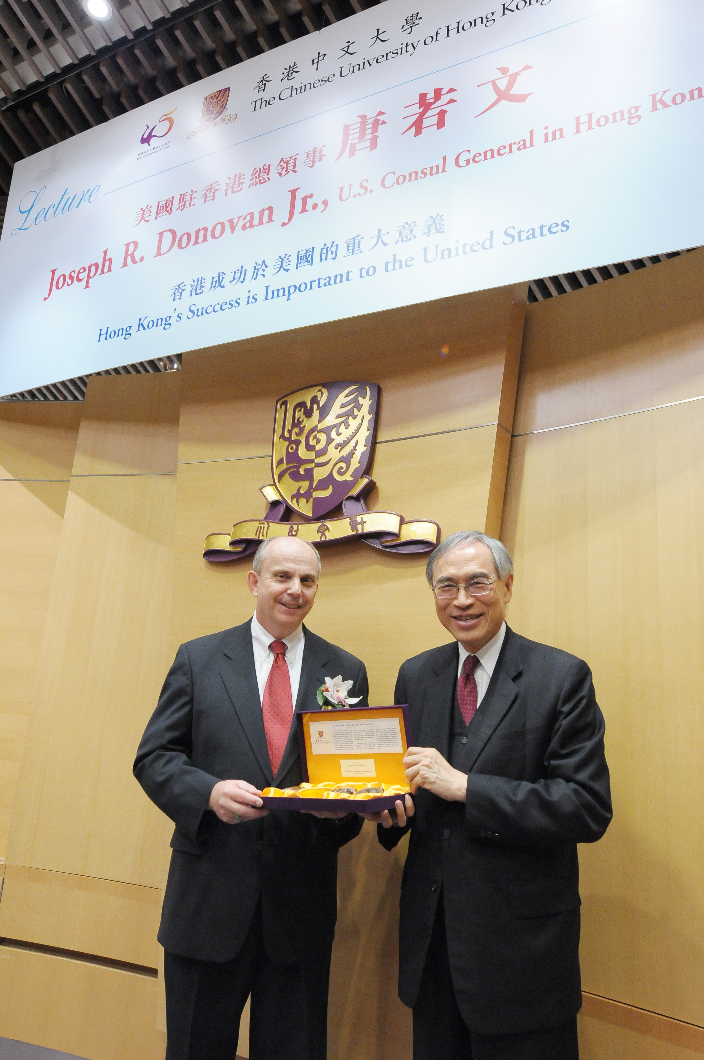 Prof. Lawrence J. Lau, Vice-Chancellor of CUHK (right) presents a souvenir to Mr. Joseph R. Donovan Jr.