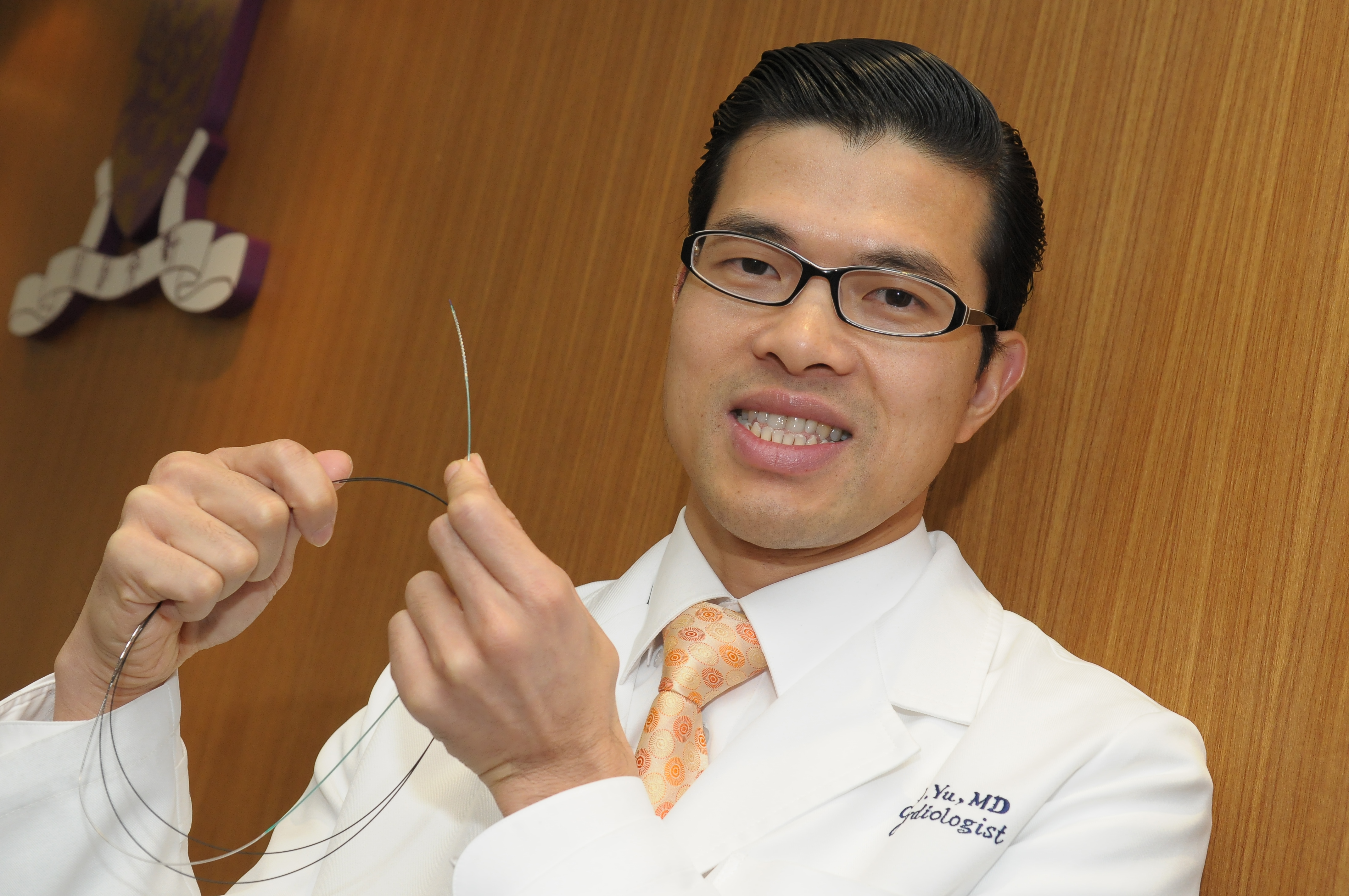 Professor Cheuk-man Yu showing a drug-eluting stent