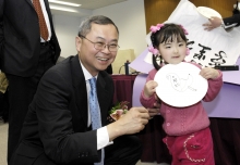 Song Xin-yi gives her drawing to Professor T F Fok