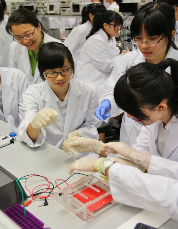 CUHK team members introduce genetic engineering and synthetic biology to high school students.