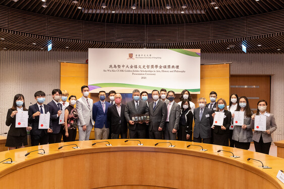 Guests took group photo with scholarship recipients of cohort 2020-21.