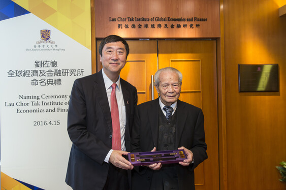 Prof. Sung presents a souvenir to Mr. Lau Chor-tak.