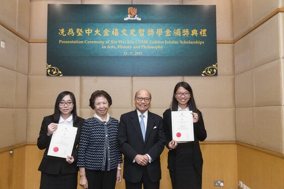 Group photo with Dr. Sin Wai-kin and his family.<br />
