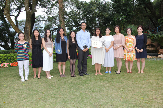 获奖学生把个人作品制成画册致送予文物馆馆友会，由会长Sagiri Dayal 女士代表接收。