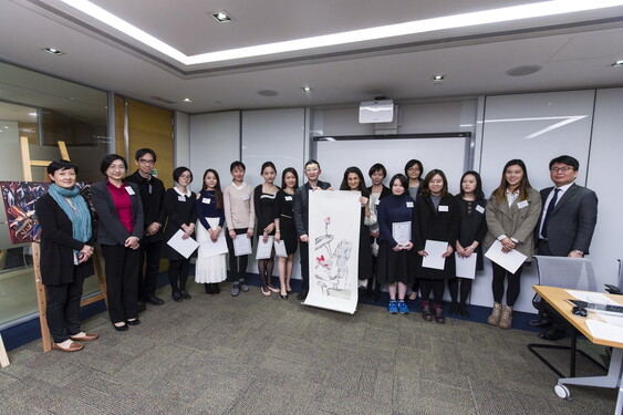 Professor Zhou Jin and the award recipients presents a souvenir to Mrs Sagiri Dayal. <br />
<br />
