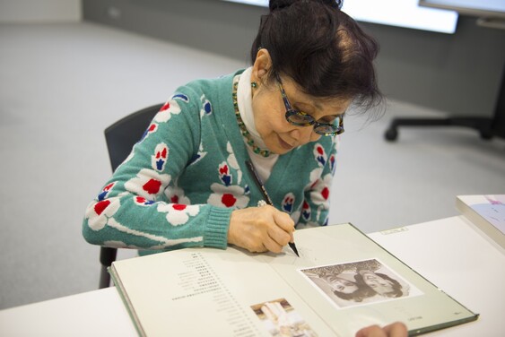 白雪仙博士為圖書館書籍簽名留念