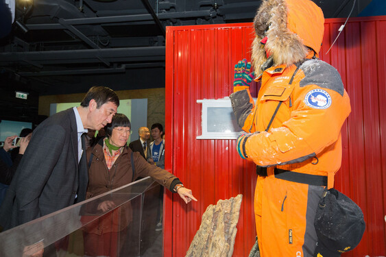 The guests visit the Jockey Club Museum of Climate Change.<br />
<br />
