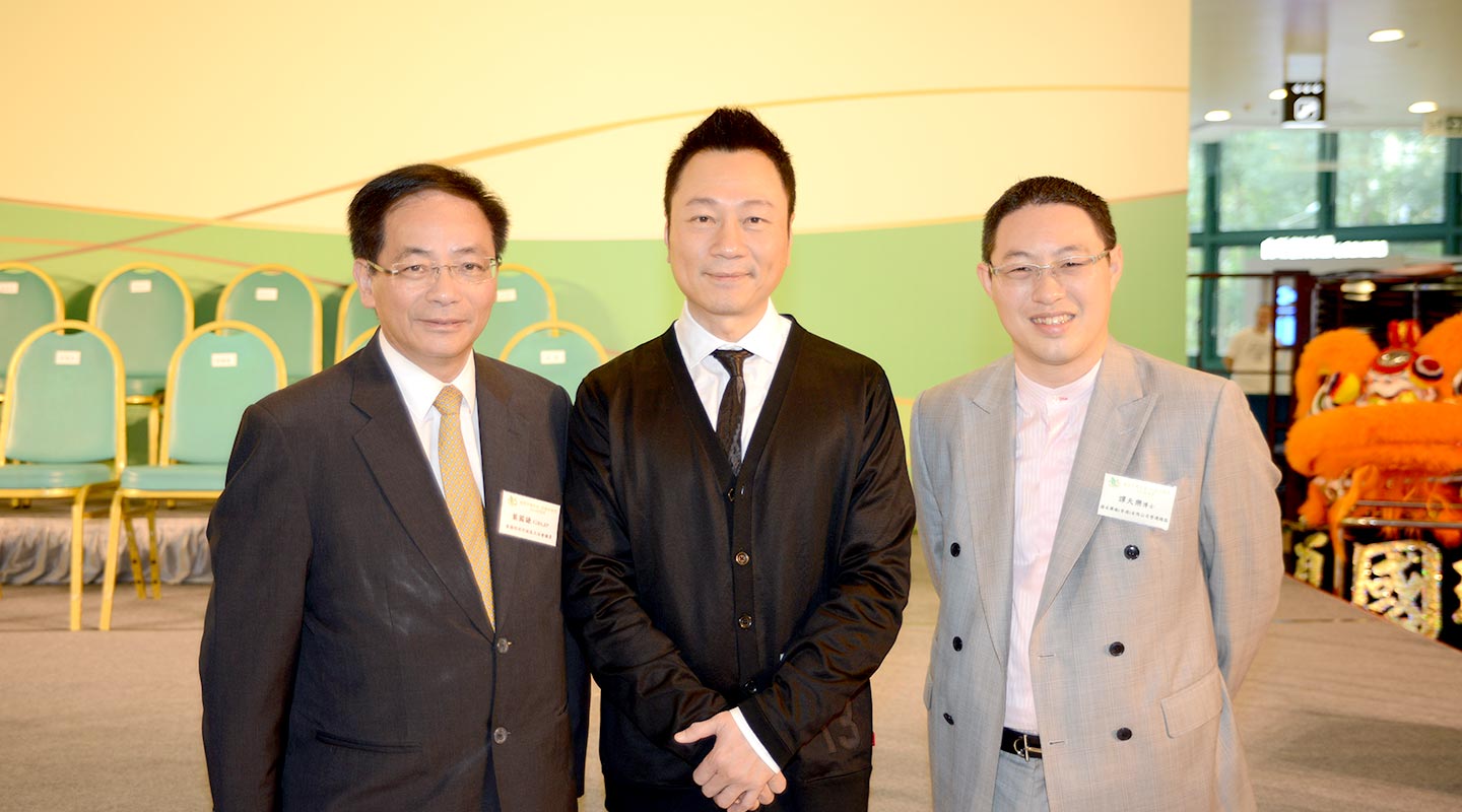 Artiste Wayne Lai <em>(centre)</em>  attends a Chinese medicine industry awards ceremony as Ling Nam’s spokesperson <em>(Photo courtesy of the interviewee)</em>