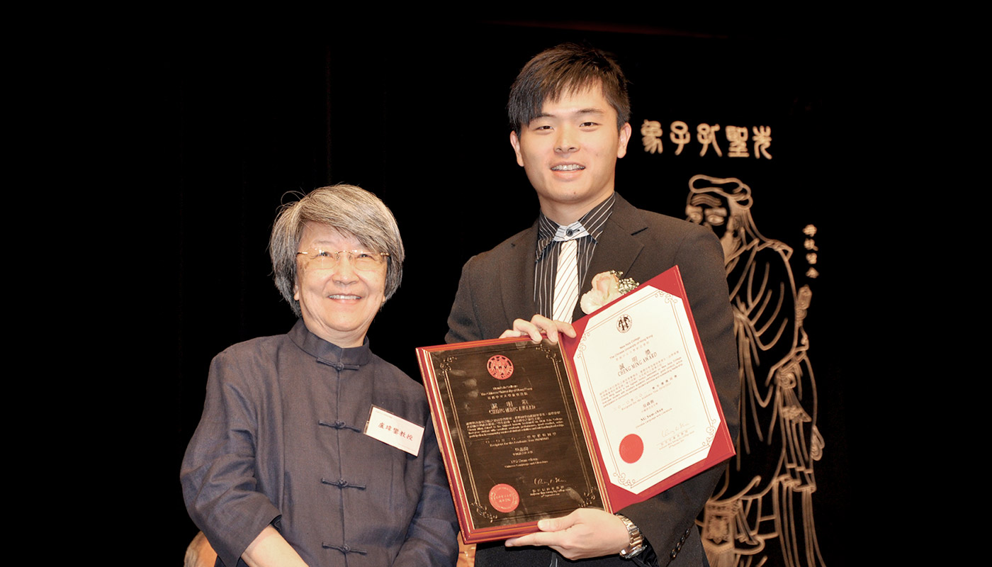 Sam receives the Cheng Ming Award from Prof. Lo Wai-luen