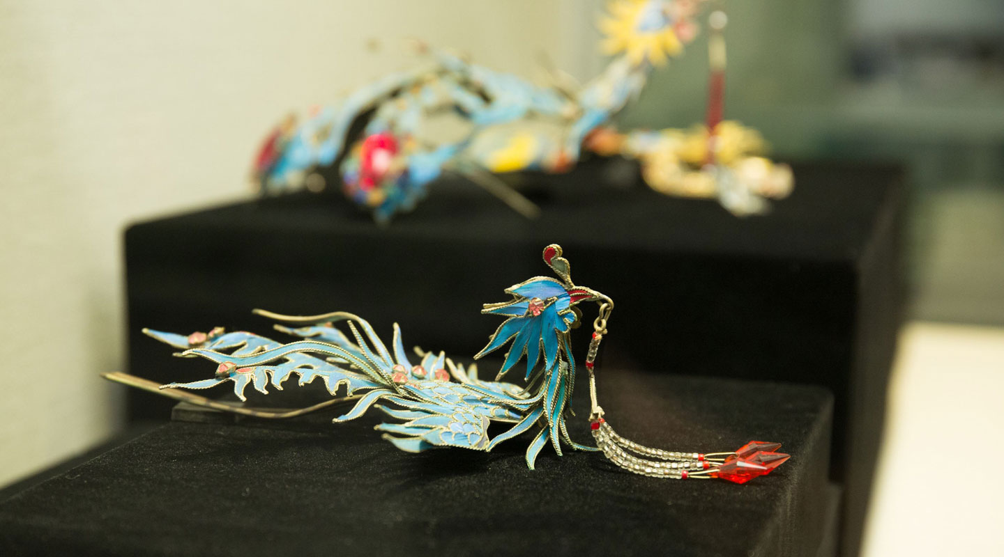 Dr. Pak Suet-sin lent her tian-tsui headdress for display. It is made of Kingfisher feathers glued onto gilt
silver—an art which is on the verge of extinction in recent years