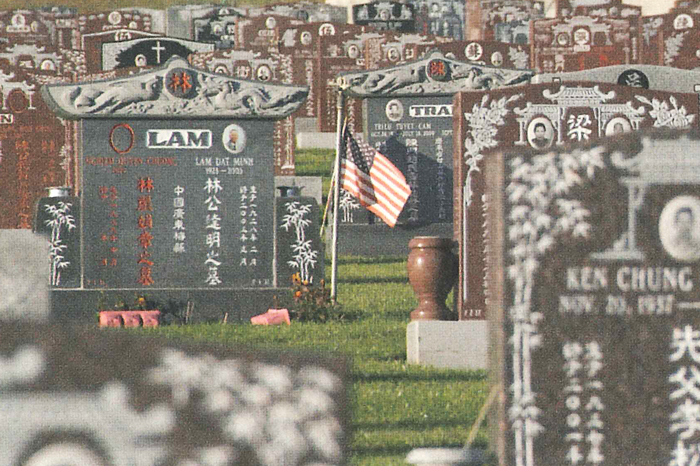 A Chinese cemetery in the United States <em>(Photo: Collections of the Tung Wah Museum)</em>
