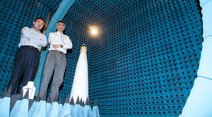 Professor Wu and Zhao Luyu at the radio-frequency radiation research lab